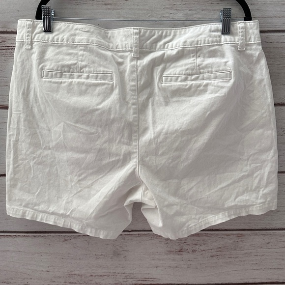 a.n.a. White Midi Shorts | Size 16W | Mid-Rise | 6” Inseam Casual Walking Summer - Picture 2 of 5